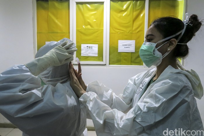 Pasien COVID-19 berolahraga di Rumah Sakit Darurat (RSD) COVID-19, Wisma Atlet Kemayoran, Jakarta, Selasa (26/1/2021). Satuan Tugas Penanganan COVID-19 Pusat mengumumkan per Selasa (26/1) pukul 15.55 WIB, terdapat penambahan jumlah kasus terkonfirmasi positif COVID-19 sebanyak 13.094 orang sehingga total telah mencapai 1.012.350 kasus di Indonesia. ANTARA FOTO/M Risyal Hidayat/wsj.