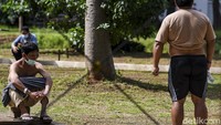 Sejumlah pasien COVID-19 berjemur usai melakukan olahraga.