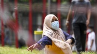 Pasien COVID-19 berolahraga di Rumah Sakit Darurat (RSD) COVID-19, Wisma Atlet Kemayoran, Jakarta, Selasa (26/1/2021).