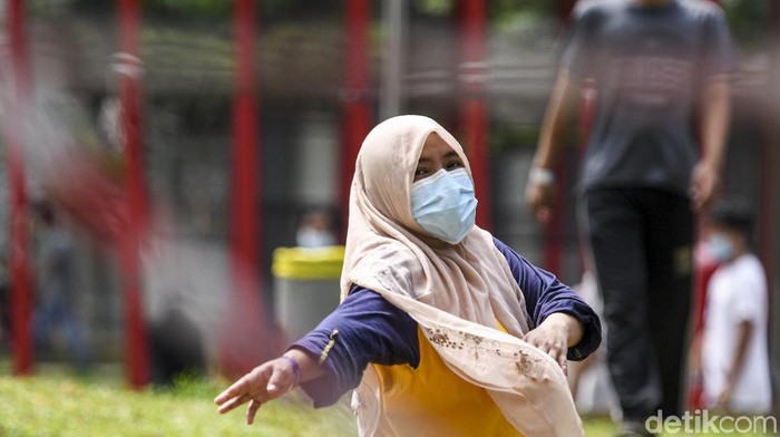 Semangat Pantang Menyerah Meski Corona Tembus Satu Juta Pasien COVID-19 berolahraga di Rumah Sakit Darurat (RSD) COVID-19, Wisma Atlet Kemayoran, Jakarta, Selasa (26/1/2021). Satuan Tugas Penanganan COVID-19 Pusat mengumumkan per Selasa (26/1) pukul 15.55 WIB, terdapat penambahan jumlah kasus terkonfirmasi positif COVID-19 sebanyak 13.094 orang sehingga total telah mencapai 1.012.350 kasus di Indonesia. ANTARA FOTO/M Risyal Hidayat/wsj.