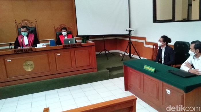 Sidang perdana gugatan terhadap Raffi Ahmad terkait party usai divaksinasi (Ibnu Hariyanto/detikcom).
