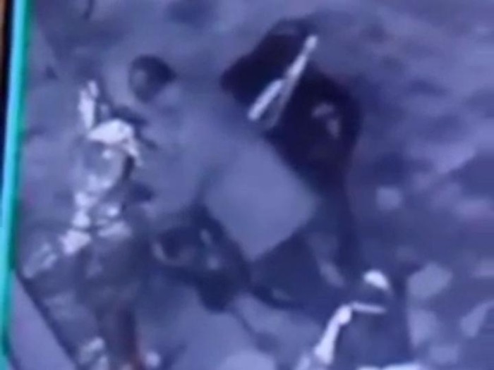 Tangkapan layar rekaman CCTV pencurian sepeda di Masjid Jami At-Taqwa, Kudus.