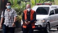 Secara singkat, PT DPP merupakan calon eksportir benur yang diduga memberikan uang kepada Edhy Prabowo melalui sejumlah pihak, termasuk dua stafsusnya. Dalam urusan ekspor benur ini, Edhy diduga mengatur agar semua eksportir melewati PT ACK sebagai forwarder dengan biaya angkut Rp 1.800 per ekor.