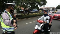 Dalam operasi tersebut, polisi menyetop para pengendara yang tidak menggunakan helm dan tidak menghidupkan lampu motor.