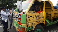 Dishub juga memeriksa kendaraan angkutan barang yang melintas.
