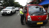 Sejumlah angkutan umum dan angkutan barang juga ditilang.
