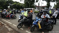 Petugas gabungan dari Polisi dan Dinas Perhubungan Jakarta Timur menggelar razia kendaraan di Jalan Basuki Rahmat, Jakarta Timur, Rabu (27/01/2021).