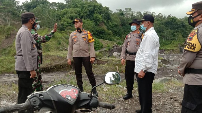 Tim patroli Muspika dan polisi mengecek para penambang pasir di Sungai Woro Klaten, Rabu (27/1/2021)