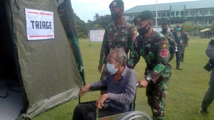 Korban gempa Mamuju hendak memeriksa kesehatan di RS Lapangan.