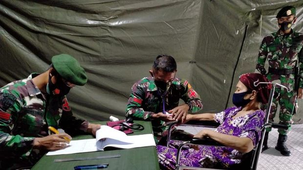 Korban gempa Mamuju sedang diperiksa di RS Lapangan.