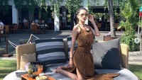 Tsania Marwa sempat ke restoran di daerah Seminyak, Bali. Tak lupa berfoto dengan pose yang keren. Foto: Instagram @tsaniamarwa54