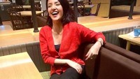 Tsania Marwa juga suka kulineran ke kafe dan restoran. Begini pose bahagianya di salah satu kafe. Foto: Instagram @tsaniamarwa54