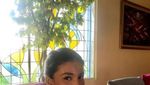 Momen Kuliner Tsania Marwa yang Suka Foto Cantik di Kafe