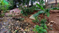 Sampah-sampah itu tampak menumpuk tak jauh dari sekolah dan permukiman warga.
