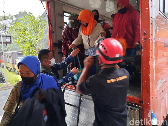 Warga Padukuhan Turgo tiba di barak pengungsian Purwobinangun, Pakem, Sleman, Rabu (27/1/2021).