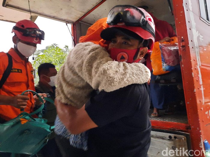 Warga Padukuhan Turgo tiba di barak pengungsian Purwobinangun, Pakem, Sleman, Rabu (27/1/2021).