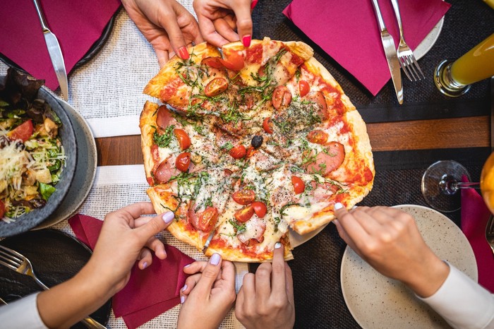 4 Etika Makan Pizza, Simak Cara Makan Pizza yang Sopan