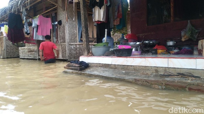 Sebanyak 518 KK di Desa Surianeun, Kecamatan Patia, Pandeglang, Banten, terdampak banjir imbas luapan Sungai Cilemer. ketinggian banjir bahkan mencapai 1 meter.