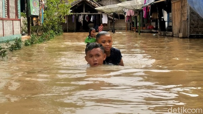 518 KK Terdampak Banjir di Pandeglang Sebanyak 518 KK di Desa Surianeun, Kecamatan Patia, Pandeglang, Banten, terdampak banjir imbas luapan Sungai Cilemer. ketinggian banjir bahkan mencapai 1 meter.