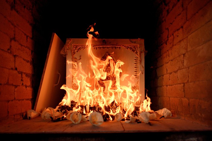 658123074 the corpse in the coffin is burning in the cremate
