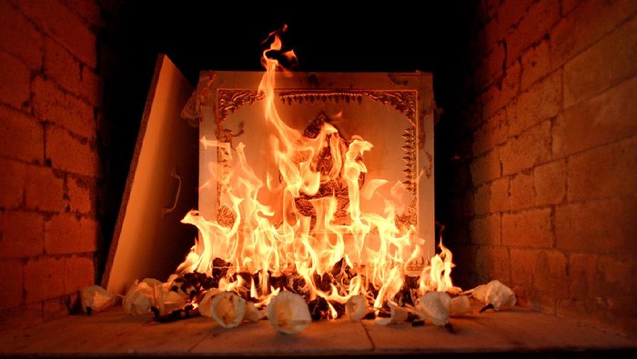 the corpse in the coffin is burning in the cremate