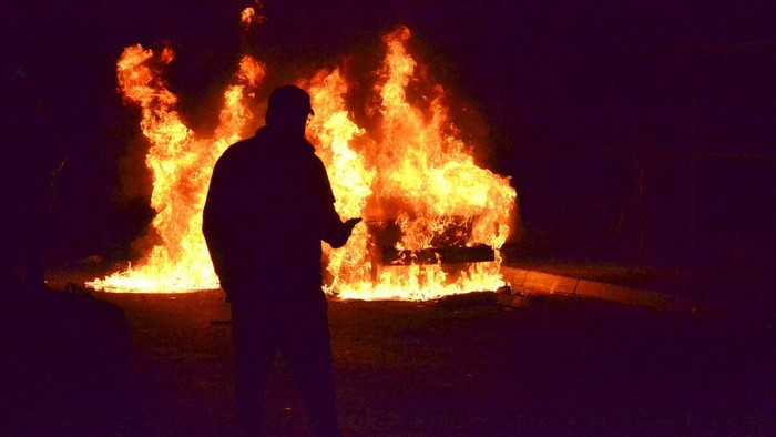 Aksi Menolak Lockdown di Lebanon Rusuh Demonstran yang marah karena lockdown terkait virus Corona melakukan aksi bakar-bakar di Lebanon. Meraka juga melempari polisi dengan batu.
