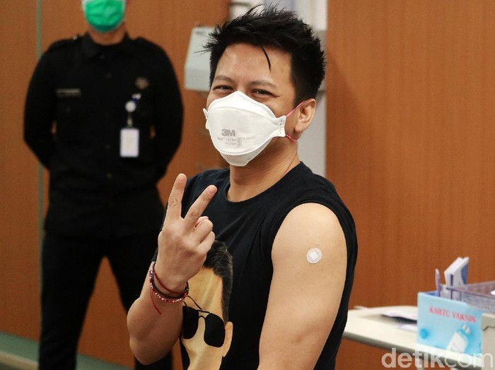 Nazriel Irham atau yang akrab disapa Ariel kembali menjalani vaksinasi COVID-19. Vokalis band NOAH itu sempat mengacungkan dua jarinya usai divaksinasi.