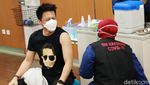 Ariel NOAH Acungkan Dua Jari saat Divaksinasi
