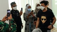 Seperti vaksinasi pertama, saat dilakukan penyuntikan Ariel menjadi perhatian banyak orang yang ada di ruangan tersebut.