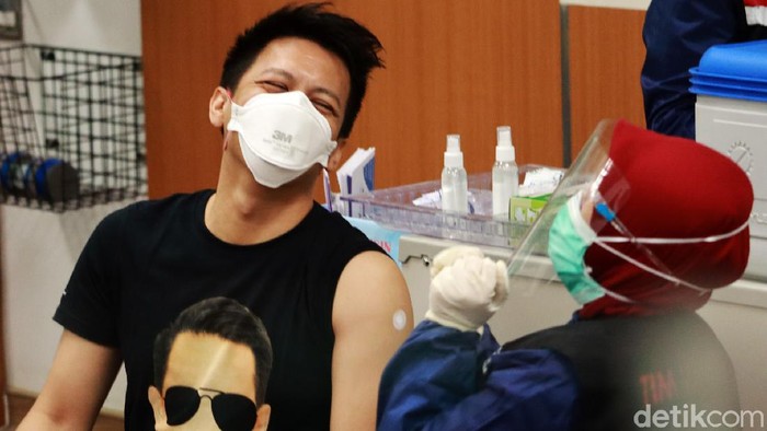 Ariel NOAH Divaksin Corona Nazriel Irham atau yang akrab disapa Ariel kembali menjalani vaksinasi COVID-19. Vokalis band NOAH itu sempat mengacungkan dua jarinya usai divaksinasi.
