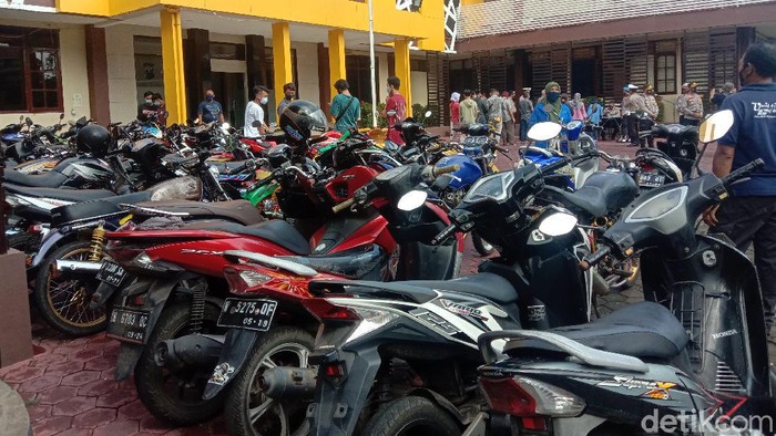 Wakil Gubernur Jawa Timur Emil Elestianto Dardak kembali menjalani vaksinasi COVID-19. Ini merupakan vaksinasi kedua setelah yang pertama pada Kamis (14/1).