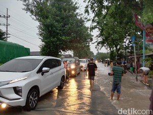 Banjir Rendam Jalur Pantura Probolinggo, Arus Lalin Macet 5 Km