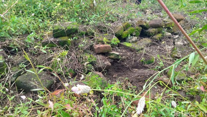 batu bata kuno di situs makam ibu gajah mada