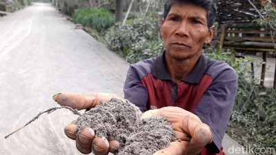 Erupsi Merapi Hasilkan Hujan Abu di Boyolali