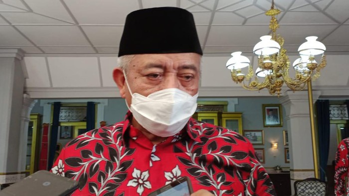 Bupati Malang, Sanusi menyatakan siap mengikuti vaksinasi COVID-19. Namun, faktor usia membuat Sanusi tak memenuhi syarat. Karena usia Sanusi sudah 60 tahun.