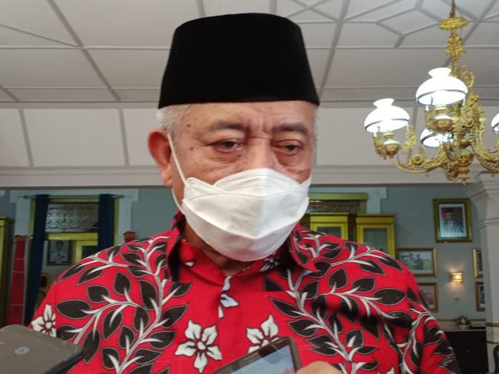 Bupati Malang, Sanusi menyatakan siap mengikuti vaksinasi COVID-19. Namun, faktor usia membuat Sanusi tak memenuhi syarat. Karena usia Sanusi sudah 60 tahun.