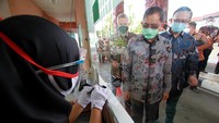 Direktur Utama TMII Tanribali Lamo, Direktur Hubungan Kelembagaan Bank Mandiri Rohan Hafas dan Direktur Jaringan dan Retail Banking Bank Mandiri Aquarius Rudianto saat mencoba bertransaksi online di pintu masuk gerbang I TMII, Jakarta, Kamis (28/1).