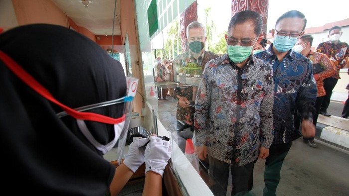 Demi memutus mata rantai penyebaran COVID-19, Taman Mini Indonesia Indah (TMII)menggandeng Bank Mandiri untuk menerapkan transaksi non-tunai.