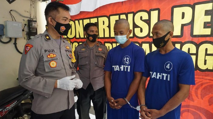 Dua pemuda pelaku perampasan ponsel saat pers rilis di Polres Purbalingga, Kamis (28/1/2021).
