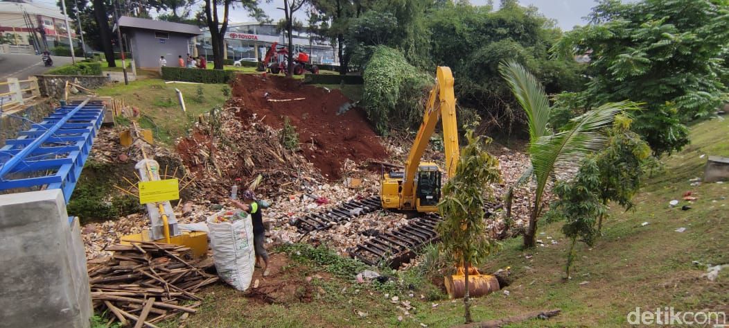 Ekskavator angkut sampah dari Kali Baru Cijantung, Cimanggis, 28 Januari 2021. (Taufieq Renaldi Arfiansyah/detikcom)