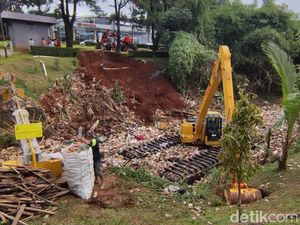 Dua Ekskavator Mulai Bersihkan Kali Sampah di Kota Depok