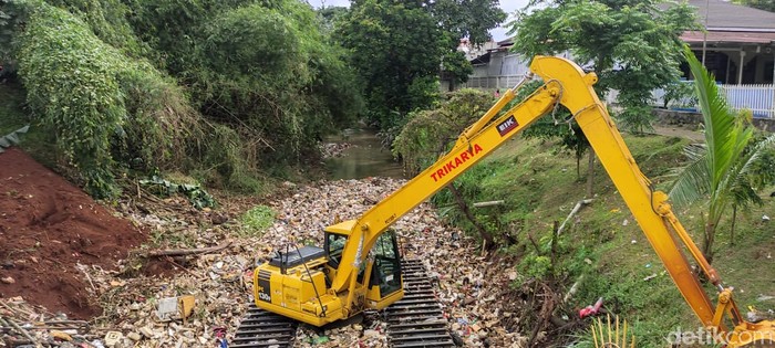 Ekskavator angkut sampah dari Kali Baru Cijantung, Cimanggis, 28 Januari 2021. (Taufieq Renaldi Arfiansyah/detikcom)