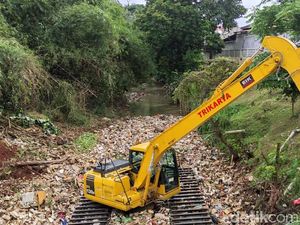 Depok Kerahkan Ekskavator Bersihkan Kali Sampah, Target: Sepekan Kelar