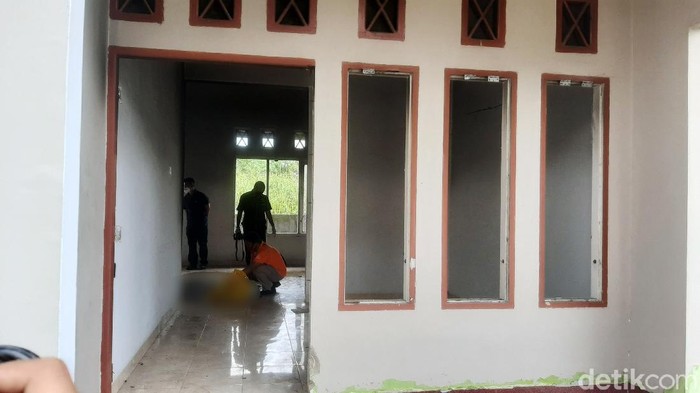 Pegawai Pengadilan Tinggi (PT) Agama Pekanbaru, Rioco Hendra (35), ditemukan tewas terbakar di rumah kosong. Saat ini jenazah telah dievakuasi oleh polisi.