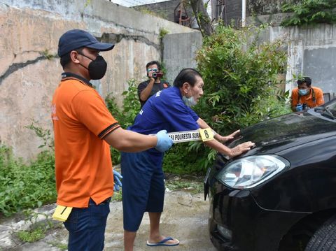Polisi menggelar rekonstruksi aksi 'koboi' penembakan mobil bos tekstil di Solo. Berikut foto-foto reka ulangnya.
