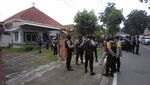Foto-foto Reka Ulang Penembakan Mobil Bos Tekstil di Solo