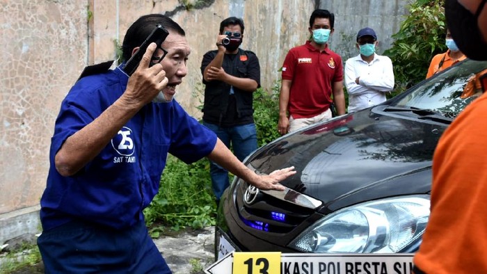 Foto-foto Reka Ulang Penembakan Mobil Bos Tekstil di Solo Polisi menggelar rekonstruksi aksi 'koboi' penembakan mobil bos tekstil di Solo. Berikut foto-foto reka ulangnya.