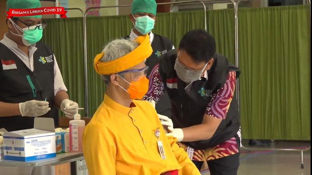 Ganjar Pranowo divaksin Corona tahap kedua