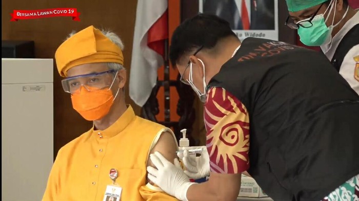Ganjar Pranowo divaksin Corona tahap kedua