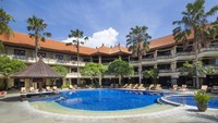 Hotel ini punya beberapa kolam renang. Yang ini Sunset Pool, tentu saja bisa lihat sunset. (Grand Inna Kuta)